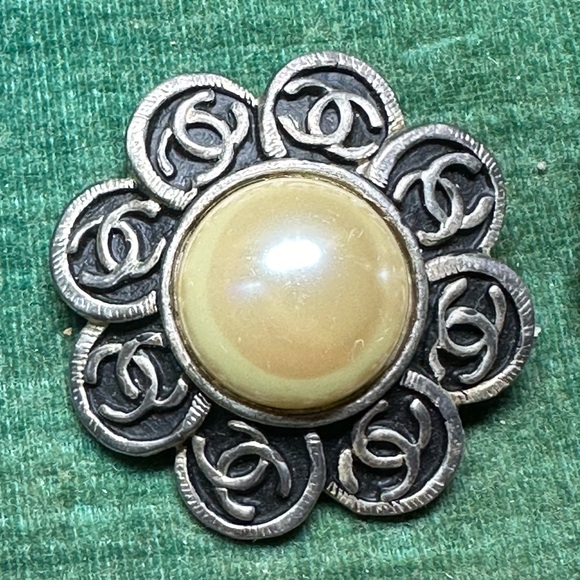 Vintage CHANEL Pearl Flower Earrings Silver Tone Made in France - Picture 7 of 8
